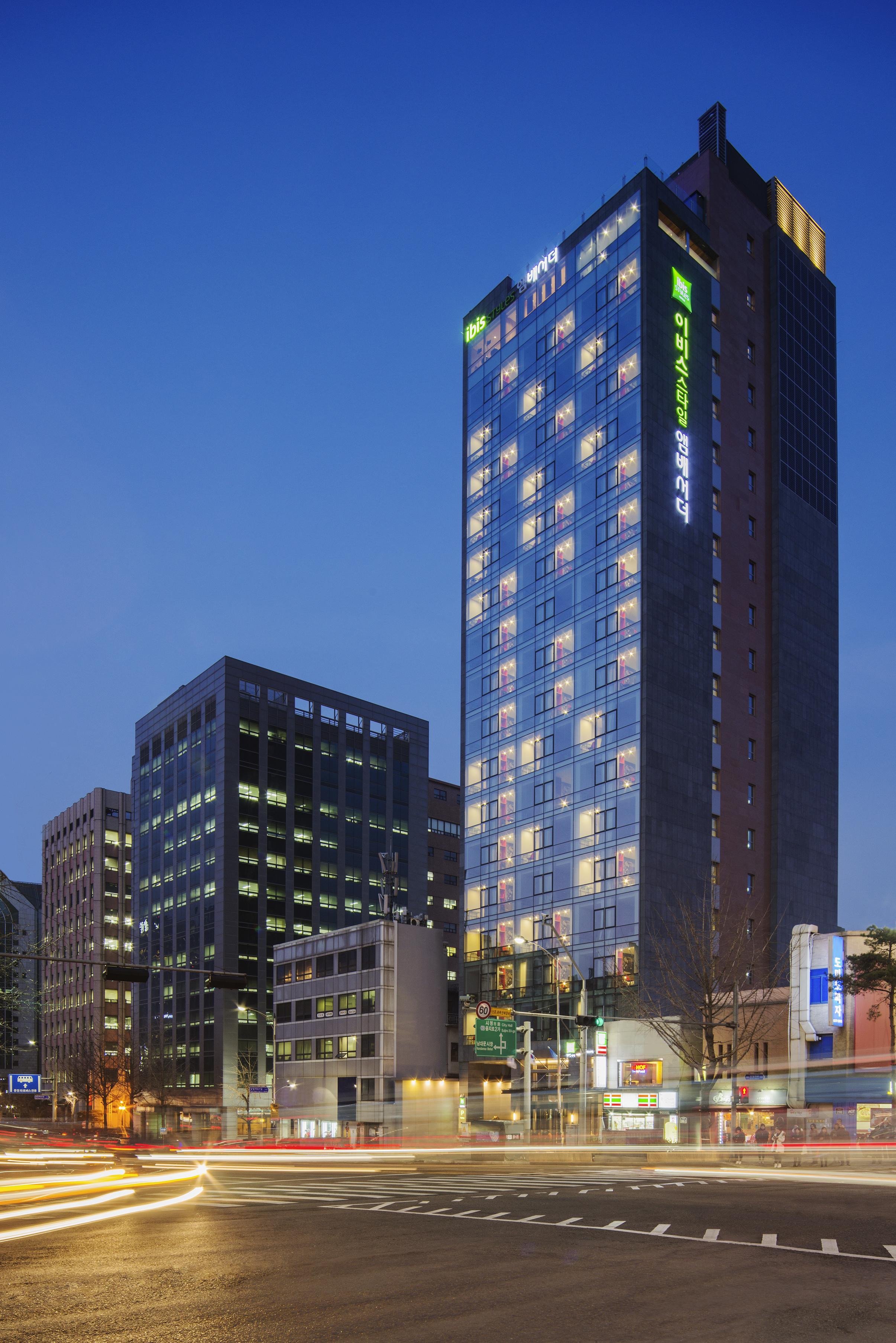 Отель Ibis Styles Ambassador Seoul Myeong-Dong Экстерьер фото